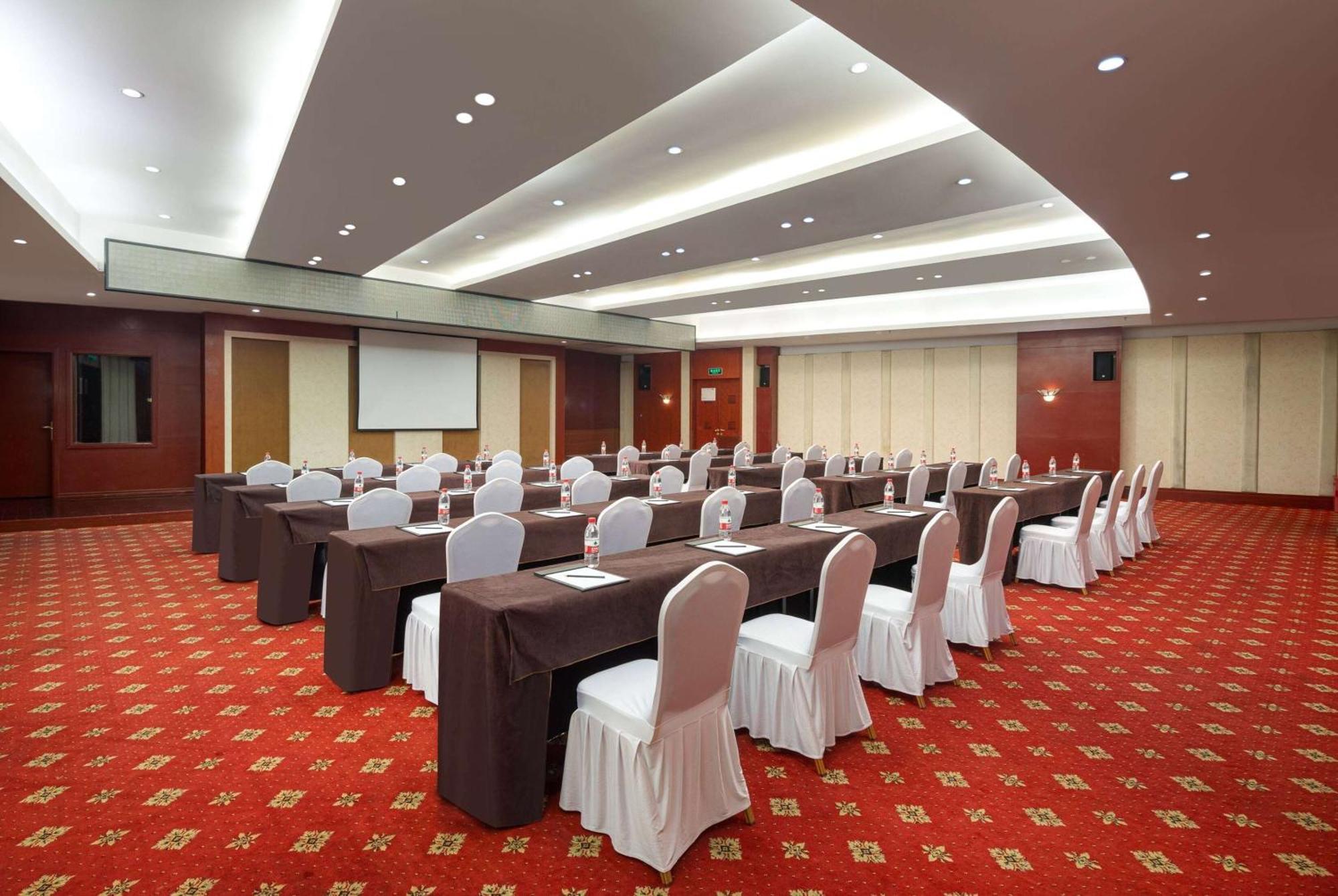 ホテル Ramada Plaza By Wyndham Chongqing West エクステリア 写真