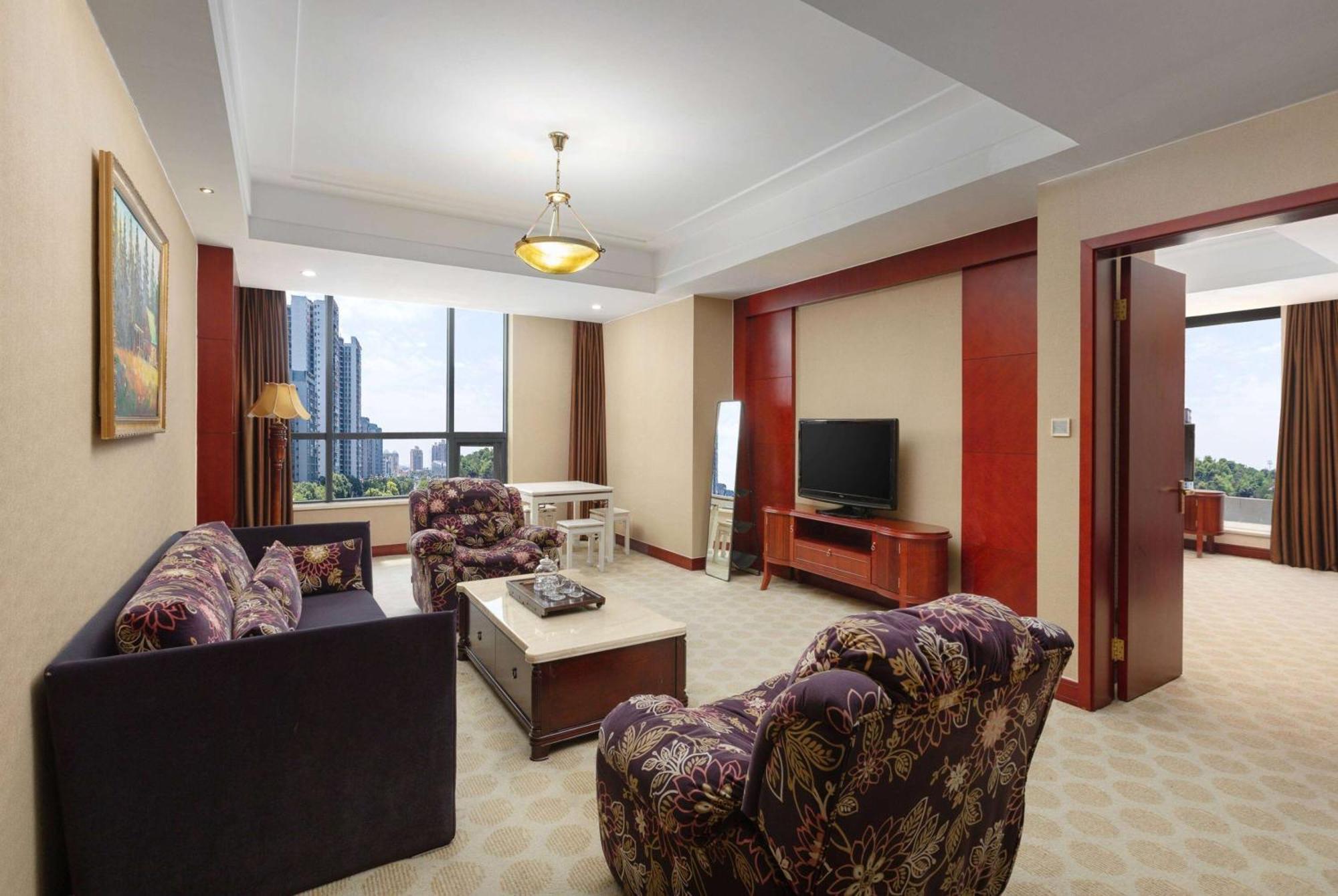 ホテル Ramada Plaza By Wyndham Chongqing West エクステリア 写真