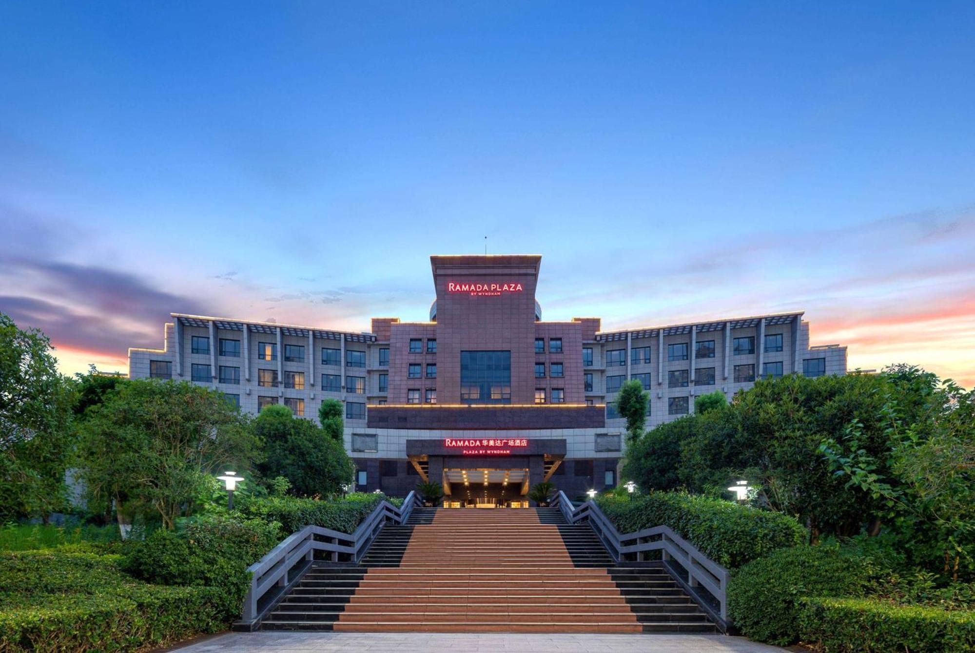 ホテル Ramada Plaza By Wyndham Chongqing West エクステリア 写真