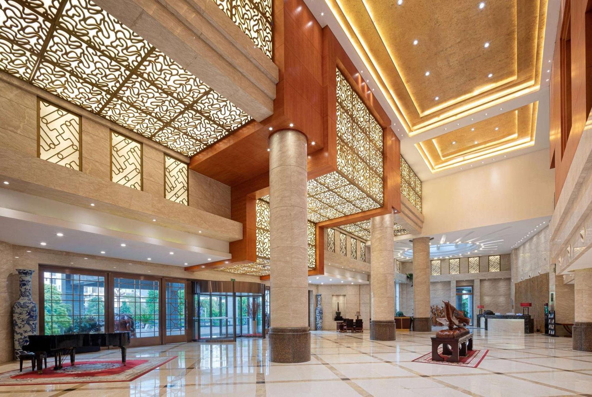 ホテル Ramada Plaza By Wyndham Chongqing West エクステリア 写真