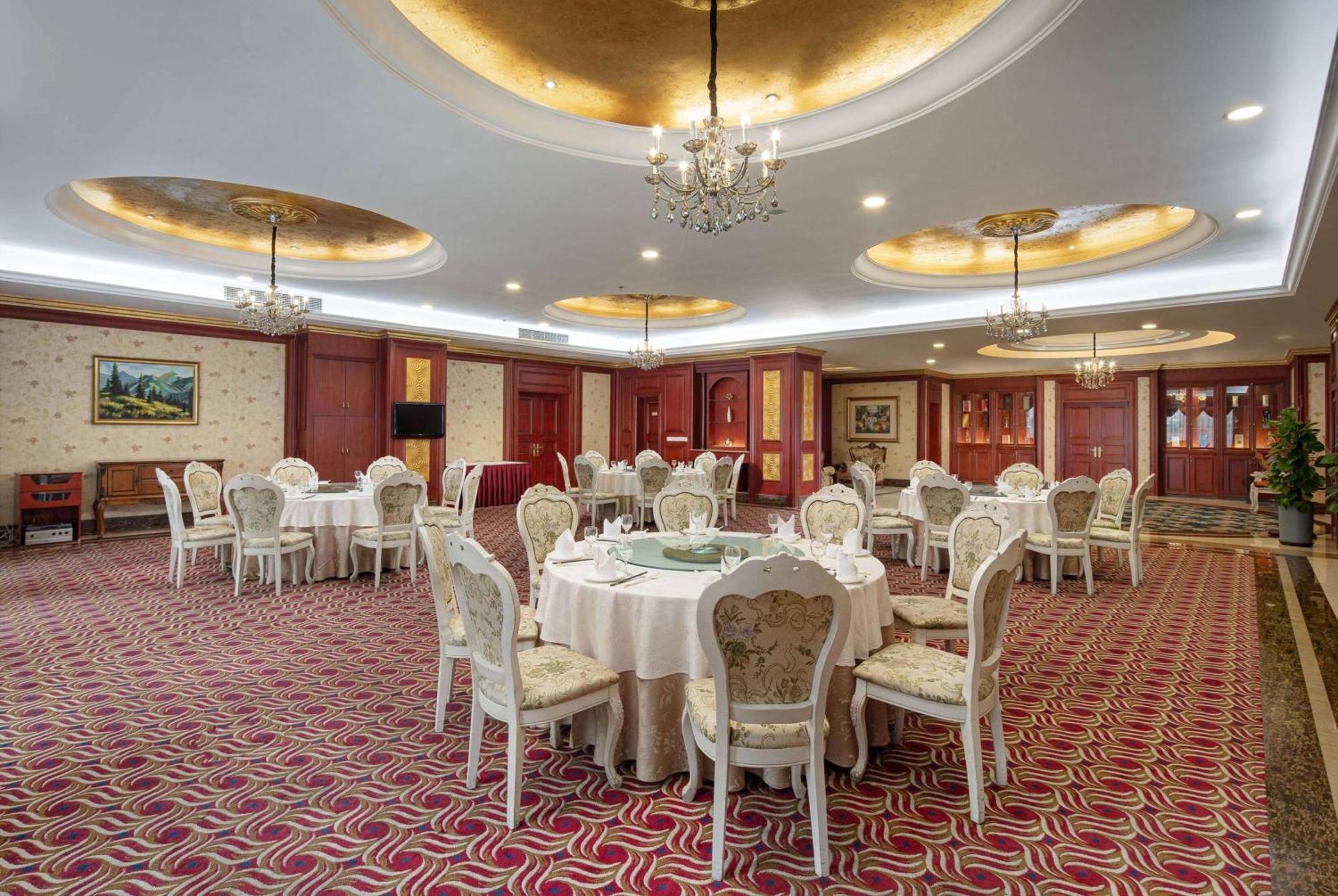 ホテル Ramada Plaza By Wyndham Chongqing West エクステリア 写真