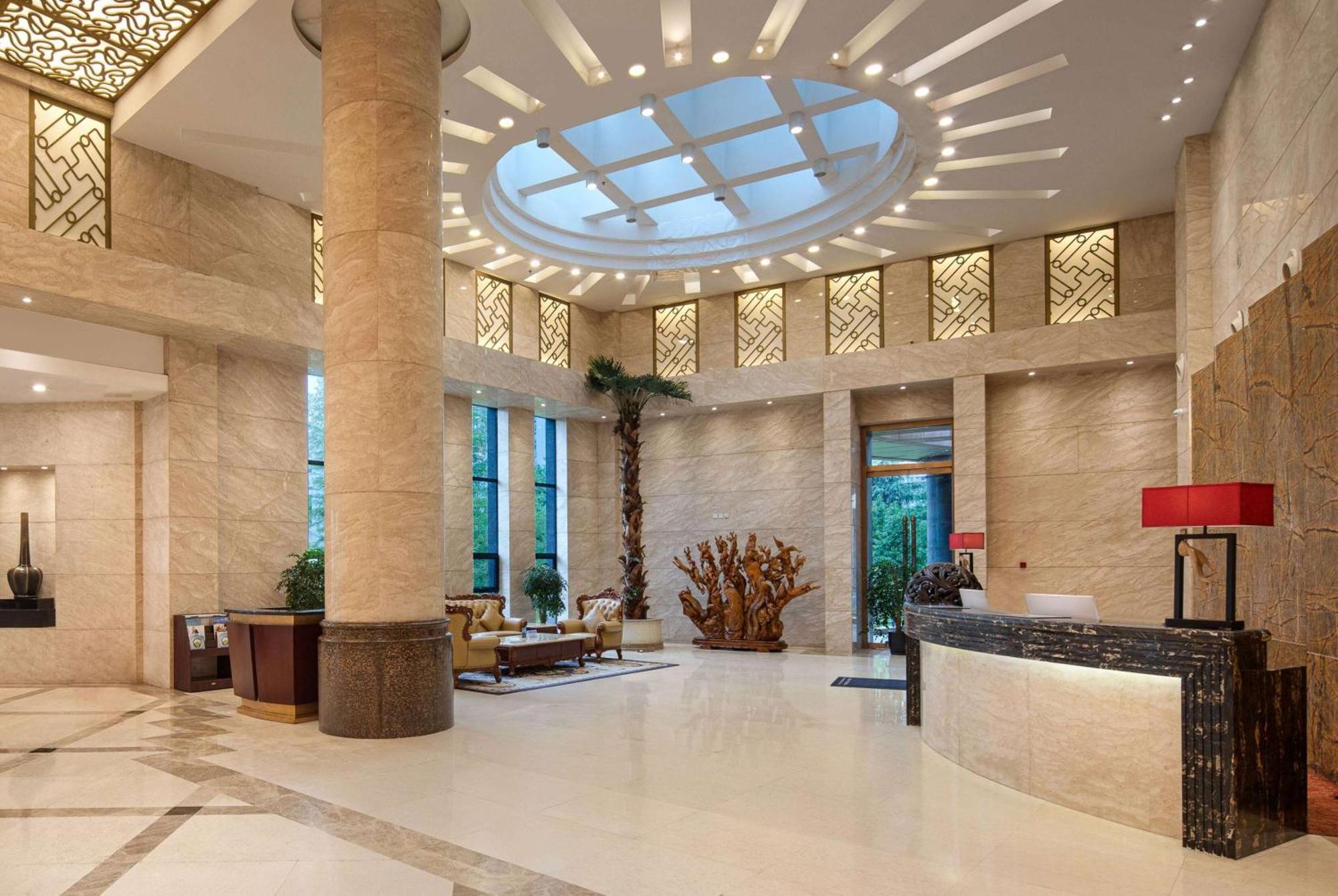 ホテル Ramada Plaza By Wyndham Chongqing West エクステリア 写真